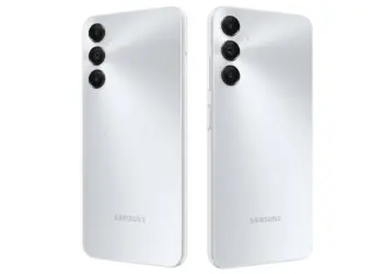 Dua unit smartphone Samsung murah tampak dari sudut estetik sisi belakang berbalut warna putih perak mengkilap.