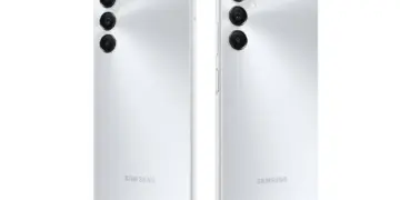 Dua unit smartphone Samsung murah tampak dari sudut estetik sisi belakang berbalut warna putih perak mengkilap.
