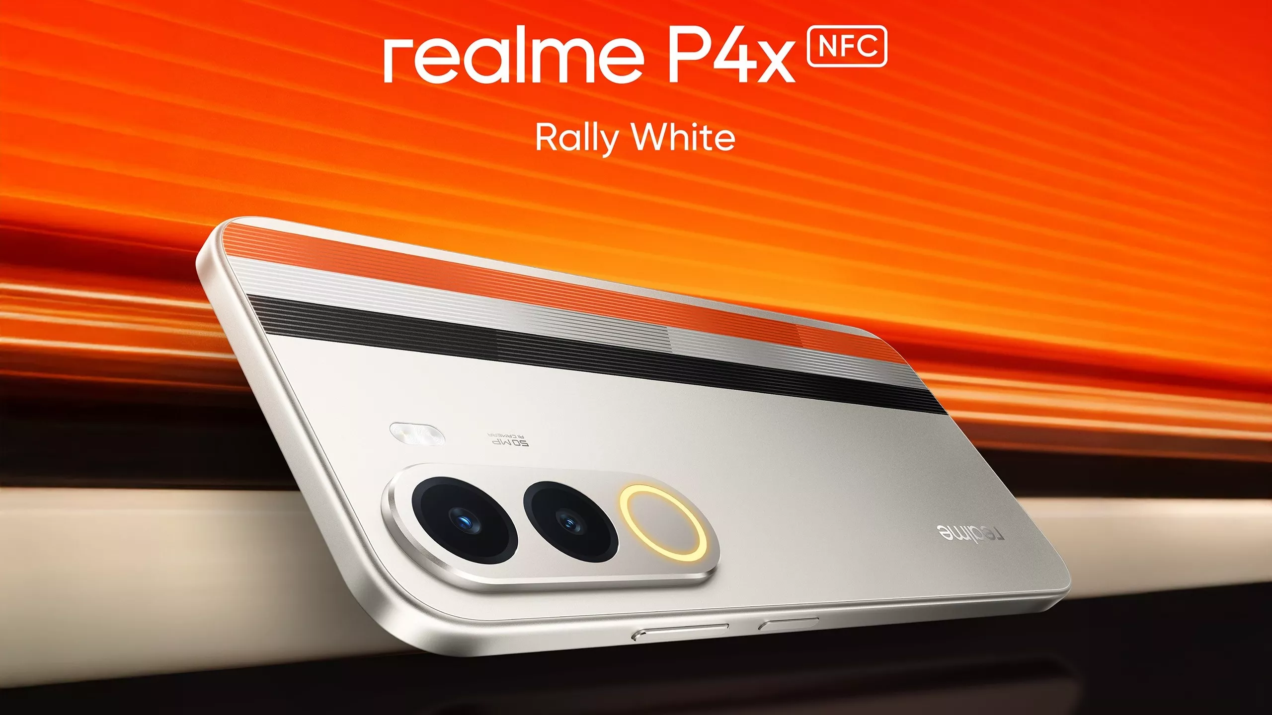 Desain bodi belakang realme P4x NFC varian warna Rally White dengan aksen striping balap yang sporty.