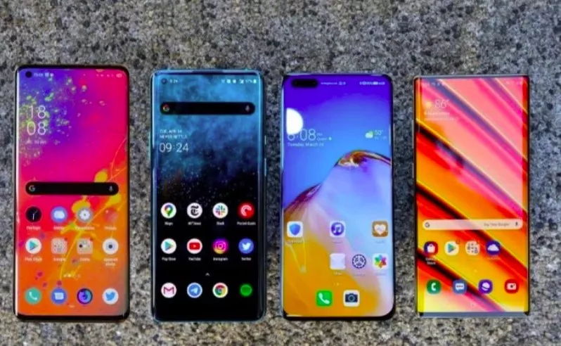 Empat smartphone layar sentuh berjejer menampilkan warna kontras untuk pengecekan dead pixel saat beli HP bekas.