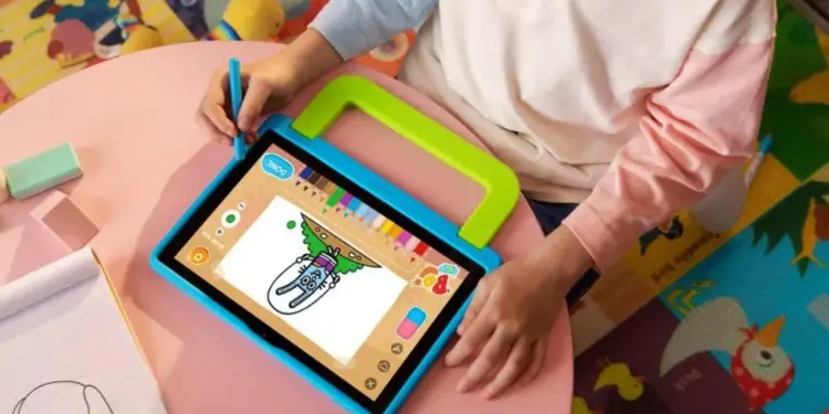 Seorang anak sedang menggunakan stylus pen untuk menggambar di tablet anak murah berukuran 2 jutaan yang dilengkapi casing pelindung tebal berwarna biru-hijau dengan pegangan tangan.