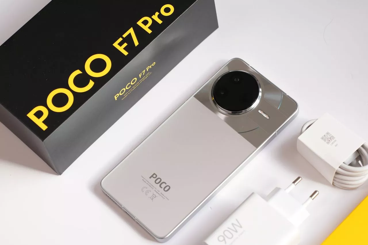 Paket pembelian POCO F7 Pro yang menyertakan adapter charger cepat 90W, salah satu pilihan flagship killer yang mengalami penyesuaian harga terbaru.
