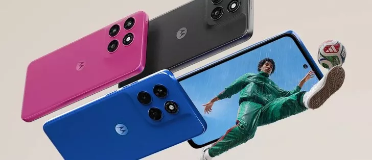 Tampak bodi belakang dan tampilan layar depan Moto G77 Power yang menampilkan visual aksi pesepak bola yang dinamis.