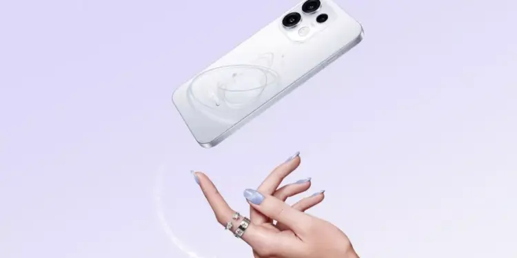 Smartphone Oppo warna putih dengan motif cincin planet melayang di atas tangan seorang wanita.