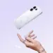 Smartphone Oppo warna putih dengan motif cincin planet melayang di atas tangan seorang wanita.