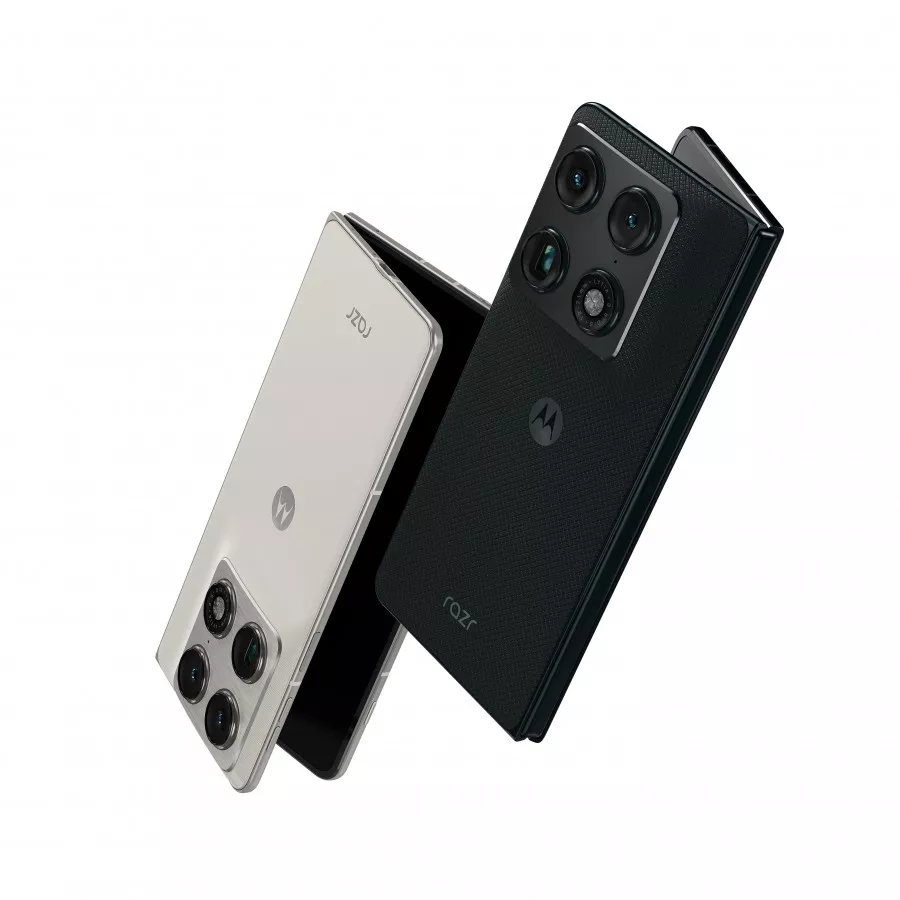 Dua unit smartphone layar lipat Motorola Razr Fold berwarna hitam dan putih perak yang melayang secara estetis dengan latar belakang putih polos.
