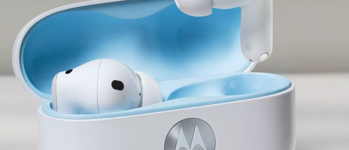 Detail jarak dekat earbud kanan TWS Moto Buds 2 putih dengan aksen interior biru muda