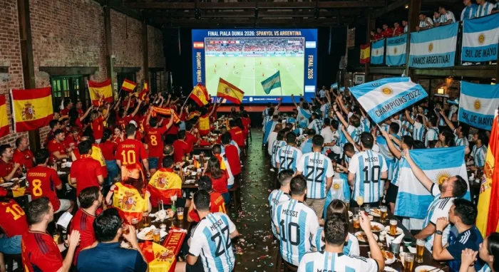 Suasana nonton bareng siaran langsung pertandingan final Piala Dunia 2026 antara Spanyol melawan Argentina.