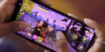 Seseorang sedang bermain game perang Fortnite di HP Gaming 4 Jutaan dengan posisi horizontal.