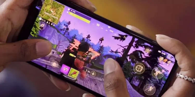 Seseorang sedang bermain game perang Fortnite di HP Gaming 4 Jutaan dengan posisi horizontal.