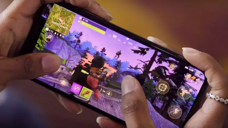 Seseorang sedang bermain game perang Fortnite di HP Gaming 4 Jutaan dengan posisi horizontal.