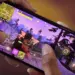Seseorang sedang bermain game perang Fortnite di HP Gaming 4 Jutaan dengan posisi horizontal.