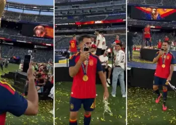 Rangkaian momen pemain Spanyol merekam perayaan juara Piala Dunia 2026 menggunakan Honor Robot Phone.