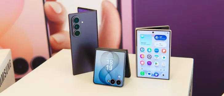 Perbandingan bentuk dan layar Samsung Galaxy Z Fold8 saat dibuka dan dilipat di atas meja.