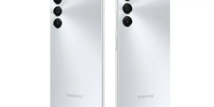 Dua unit smartphone Samsung murah tampak dari sudut estetik sisi belakang berbalut warna putih perak mengkilap.