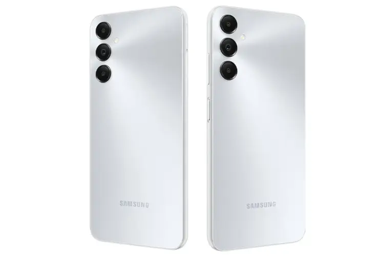 Dua unit smartphone Samsung murah tampak dari sudut estetik sisi belakang berbalut warna putih perak mengkilap.
