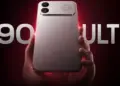Genggaman tangan pada smartphone Redmi K90 Ultra perak dengan latar belakang teks besar bertuliskan K90 ULTRA.