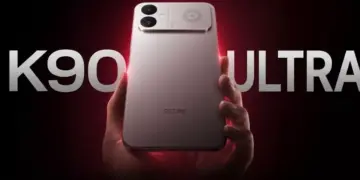 Genggaman tangan pada smartphone Redmi K90 Ultra perak dengan latar belakang teks besar bertuliskan K90 ULTRA.