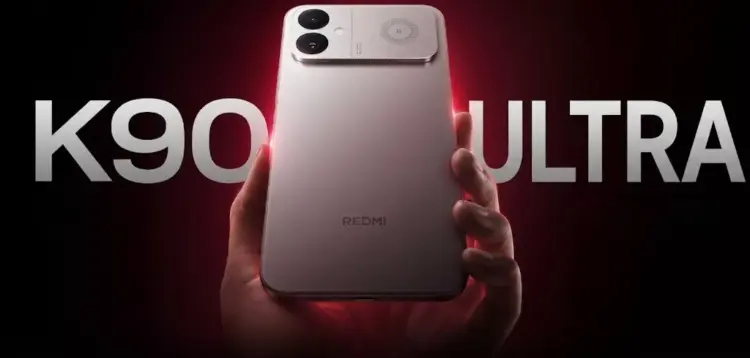 Genggaman tangan pada smartphone Redmi K90 Ultra perak dengan latar belakang teks besar bertuliskan K90 ULTRA.