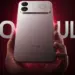 Genggaman tangan pada smartphone Redmi K90 Ultra perak dengan latar belakang teks besar bertuliskan K90 ULTRA.