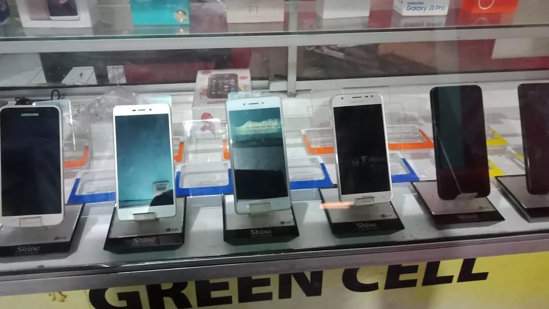 Jajaran smartphone yang dipajang di dalam etalase toko konvensional sebagai opsi tempat aman untuk beli HP bekas.