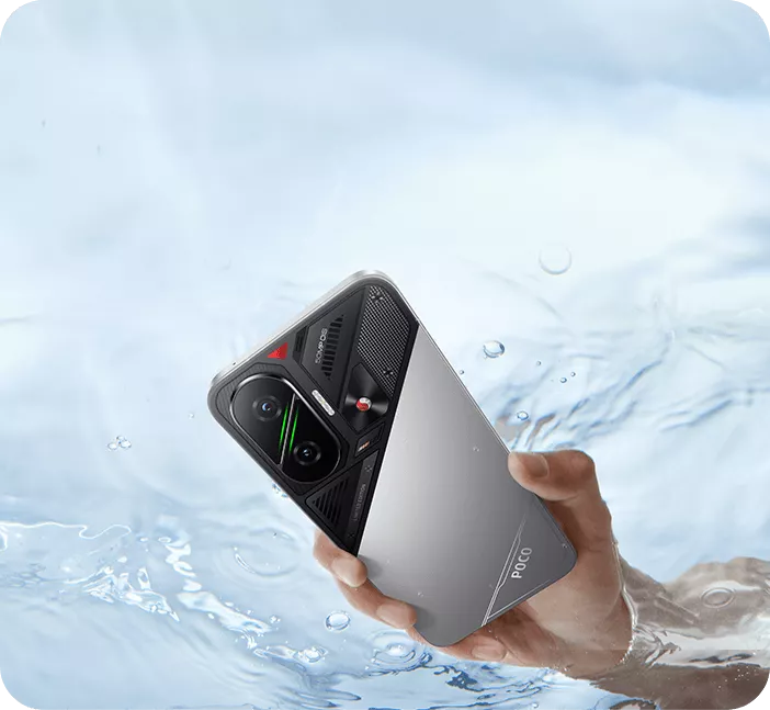 Seseorang memegang smartphone POCO F8 edisi terbatas bernuansa gaming perak di dalam air.
