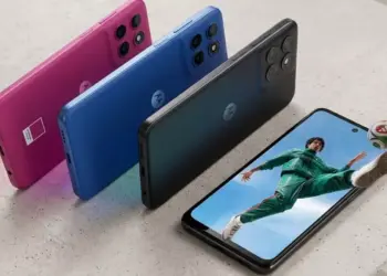 Deretan posisi miring bodi Motorola Moto G77 Power di sebelah layar utama ponsel yang menampilkan gambar pemain sepak bola.
