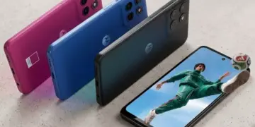 Deretan posisi miring bodi Motorola Moto G77 Power di sebelah layar utama ponsel yang menampilkan gambar pemain sepak bola.