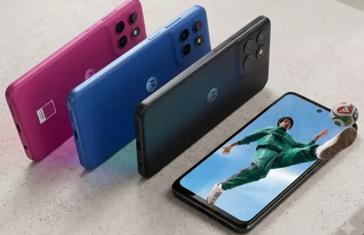 Deretan posisi miring bodi Motorola Moto G77 Power di sebelah layar utama ponsel yang menampilkan gambar pemain sepak bola.