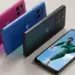 Deretan posisi miring bodi Motorola Moto G77 Power di sebelah layar utama ponsel yang menampilkan gambar pemain sepak bola.
