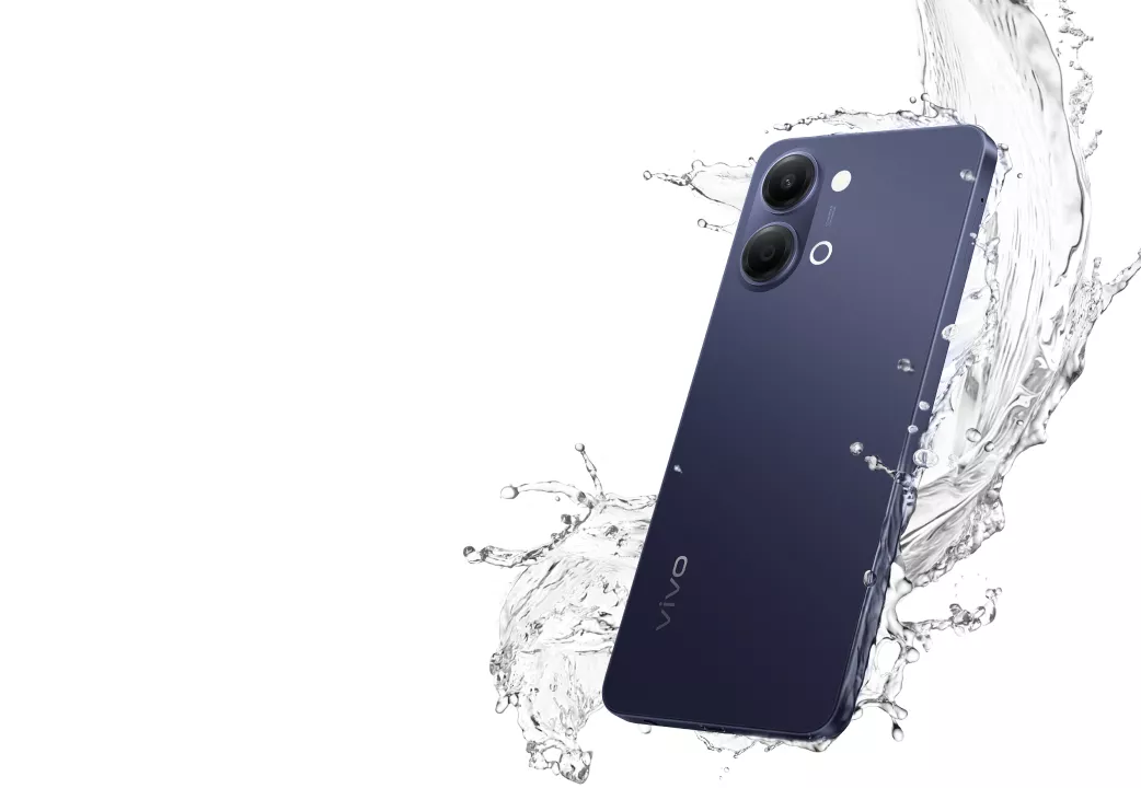 Smartphone Vivo Y05e tangguh dengan efek cipratan air di sekeliling bodi.
