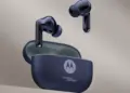 TWS Moto Buds 2 warna hitam kebiruan dengan teknologi audio premium Sound by Bose