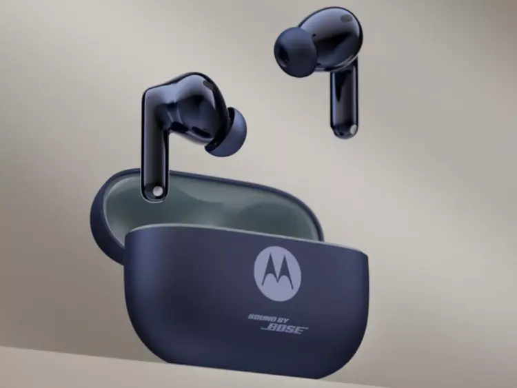 TWS Moto Buds 2 warna hitam kebiruan dengan teknologi audio premium Sound by Bose