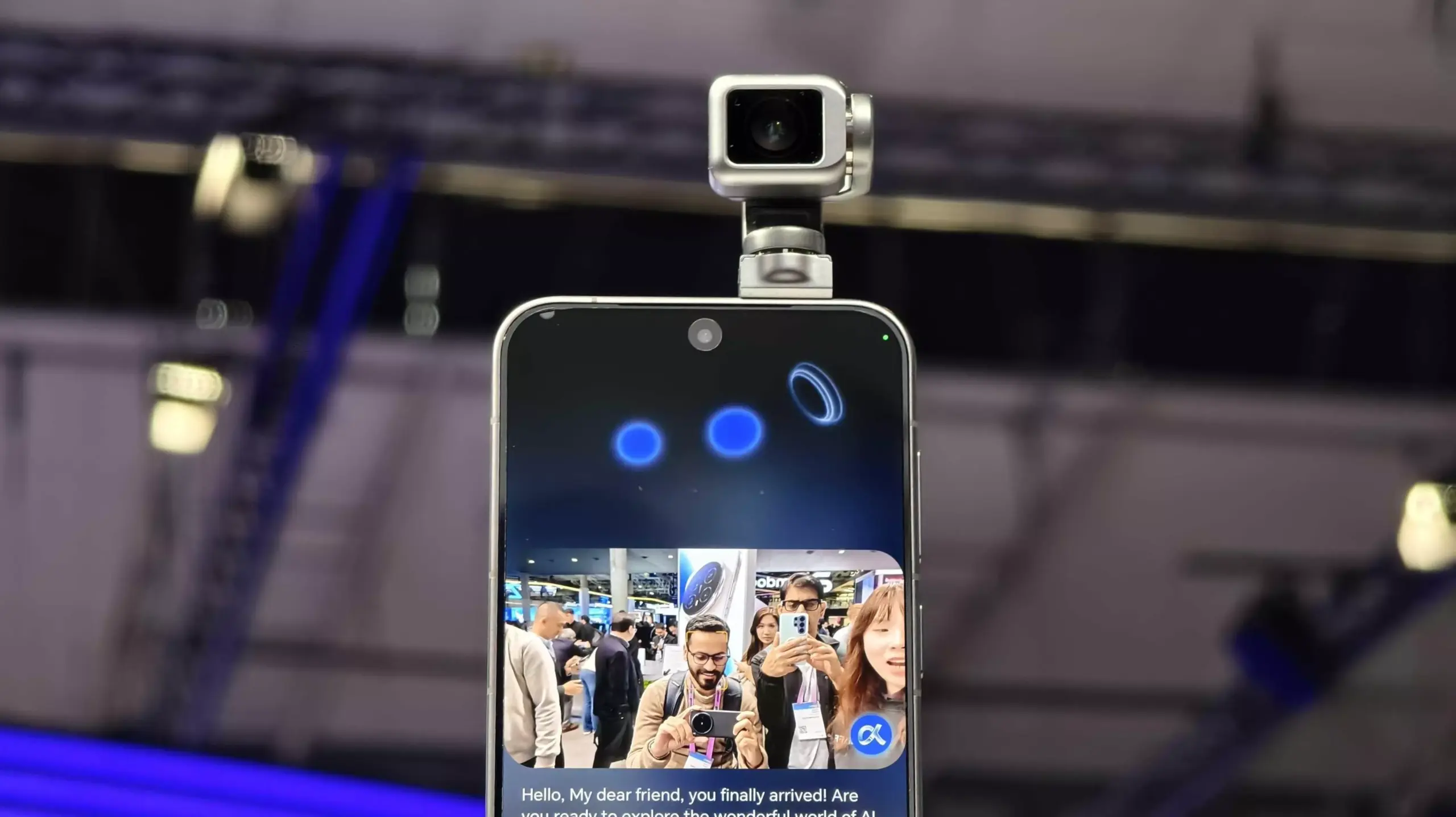 Tampilan jarak dekat Honor Robot Phone dengan modul kamera gimbal robotik yang terpasang di atas layar smartphone.