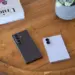 Dua unit Galaxy Z Fold 8 dan Z Flip 8 tergeletak di atas meja kayu di sebelah buku dekorasi.