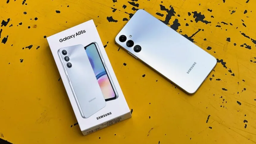 Isi dalam kotak penjualan Samsung Galaxy A05s, pilihan tepat bagi yang mencari HP Samsung murah dengan performa andal.