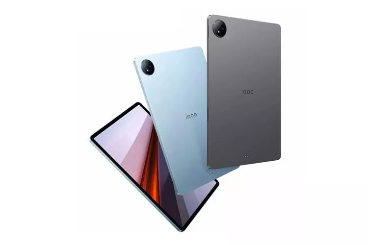 Tiga sudut pandang produk tablet gaming mini iQOO terbaru yang menampilkan sisi layar depan serta pilihan warna bodi biru muda dan abu-abu gelap.