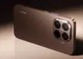 Tampilan bodi belakang smartphone premium berwarna cokelat metalik dengan modul kamera Leica persegi besar, menjadi opsi HP RAM 12 GB murah.