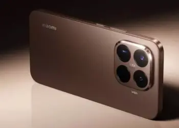 Tampilan bodi belakang smartphone premium berwarna cokelat metalik dengan modul kamera Leica persegi besar, menjadi opsi HP RAM 12 GB murah.