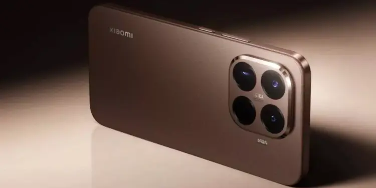 Tampilan bodi belakang smartphone premium berwarna cokelat metalik dengan modul kamera Leica persegi besar, menjadi opsi HP RAM 12 GB murah.