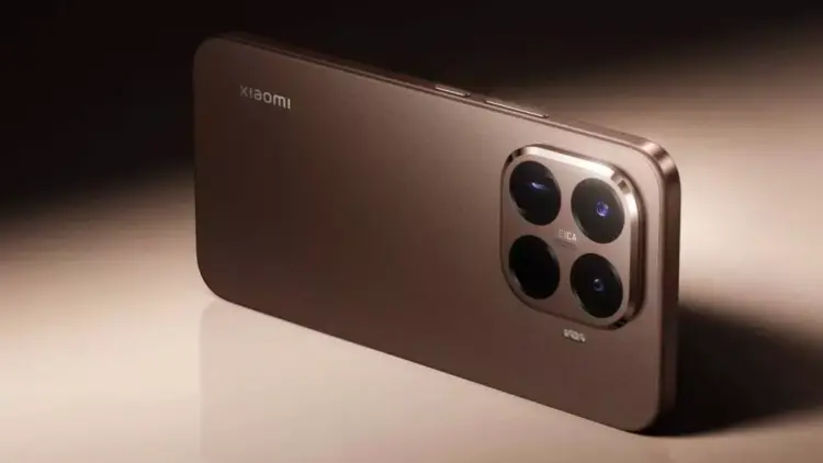 Tampilan bodi belakang smartphone premium berwarna cokelat metalik dengan modul kamera Leica persegi besar, menjadi opsi HP RAM 12 GB murah.