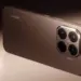 Tampilan bodi belakang smartphone premium berwarna cokelat metalik dengan modul kamera Leica persegi besar, menjadi opsi HP RAM 12 GB murah.