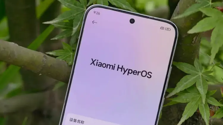 Tampilan layar HP Xiaomi menunjukkan logo Xiaomi HyperOS di menu pengaturan dengan latar belakang daun hijau.