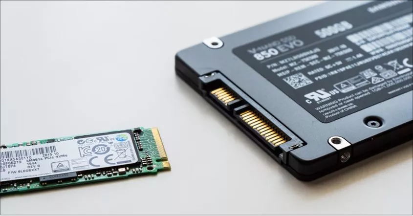 Perbandingan bentuk fisik SSD M.2 NVMe dan SSD SATA 2.5 inci untuk menghindari penipuan saat beli SSD.