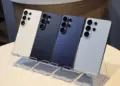 Empat unit smartphone flagship Samsung Galaxy dengan varian warna putih, hitam, biru tua, dan biru muda berjejer rapi di atas dudukan transparan.
