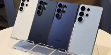 Empat unit smartphone flagship Samsung Galaxy dengan varian warna putih, hitam, biru tua, dan biru muda berjejer rapi di atas dudukan transparan.