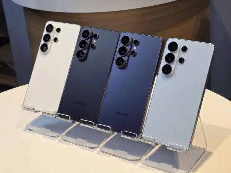 Empat unit smartphone flagship Samsung Galaxy dengan varian warna putih, hitam, biru tua, dan biru muda berjejer rapi di atas dudukan transparan.