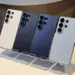 Empat unit smartphone flagship Samsung Galaxy dengan varian warna putih, hitam, biru tua, dan biru muda berjejer rapi di atas dudukan transparan.