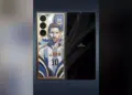 Desain mewah bodi belakang Galaxy Z Fold 8 Ultra Messi Gold Edition dengan ukiran wajah Lionel Messi dan aksen emas Caviar.