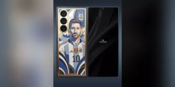 Desain mewah bodi belakang Galaxy Z Fold 8 Ultra Messi Gold Edition dengan ukiran wajah Lionel Messi dan aksen emas Caviar.